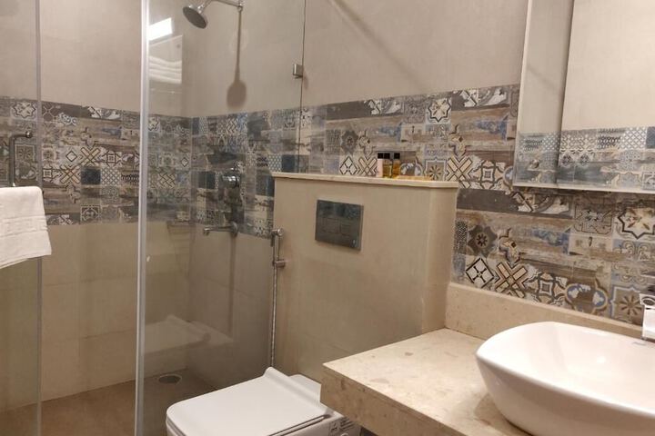 Room 6 of 10