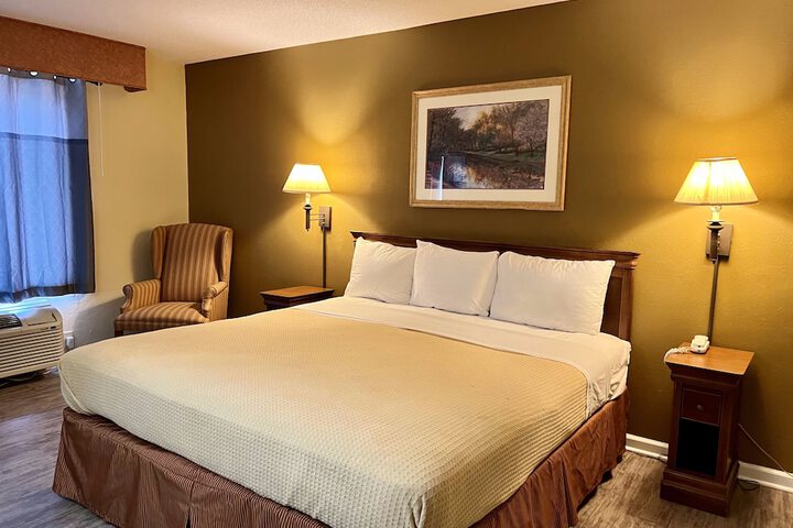 Standard | King Bed (3 of 7)