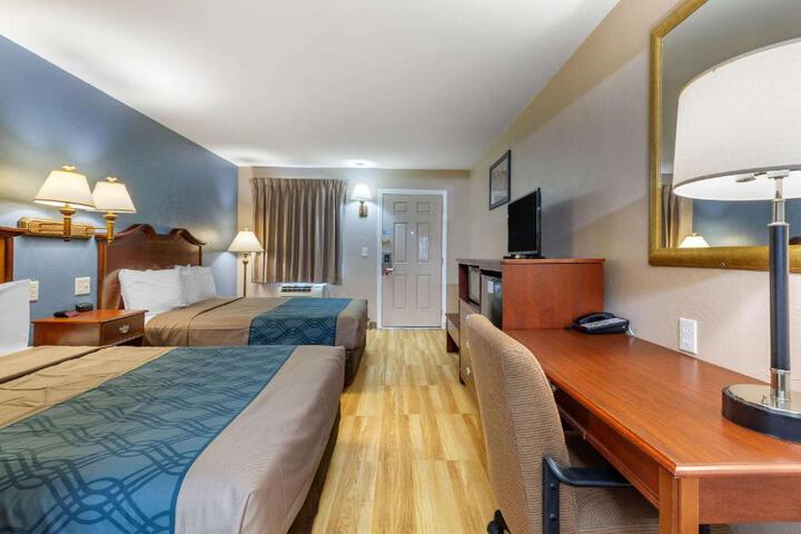 2 Queen Beds (5 of 16)