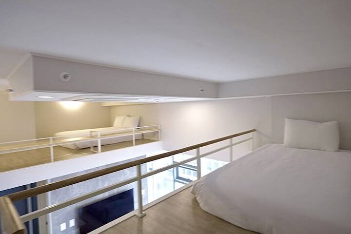Room 13 of 37