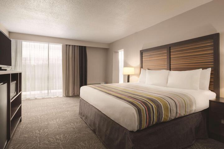 1 King Bed (5 of 5)