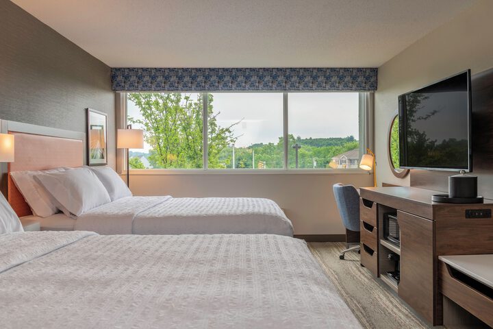 2 Queen Beds (10 of 11)
