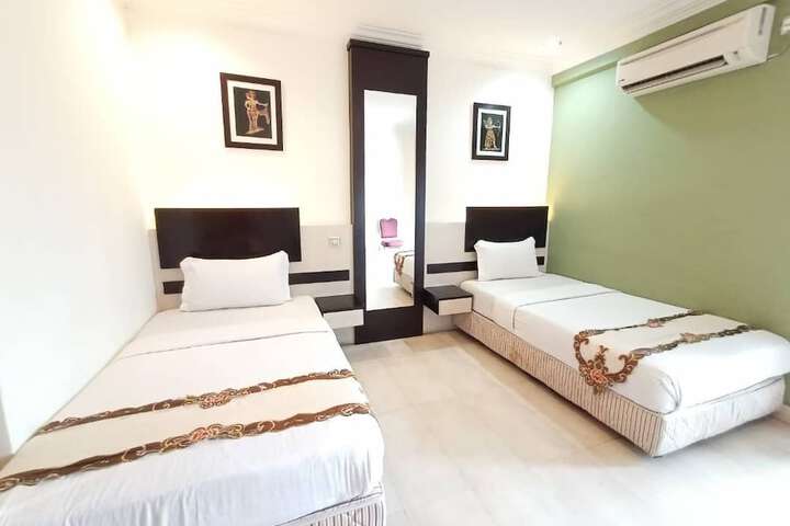 Room 9 of 32