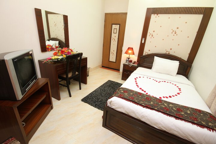 Room 11 of 25