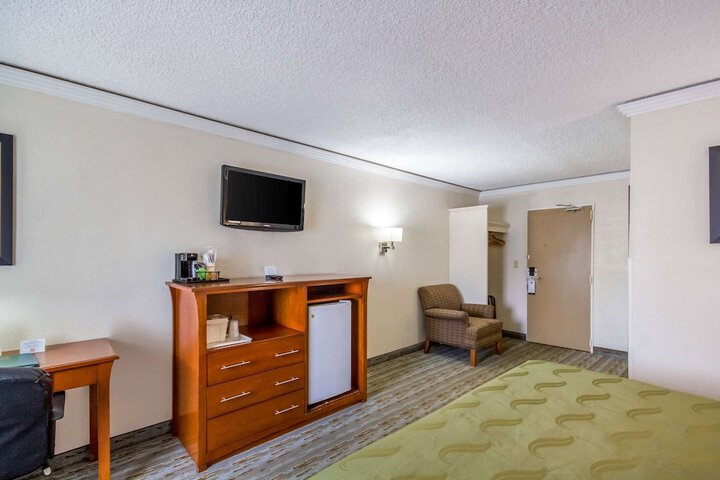 1 King Bed (5 of 8)