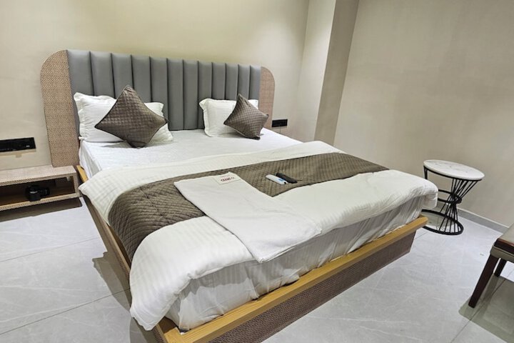Room 6 of 33