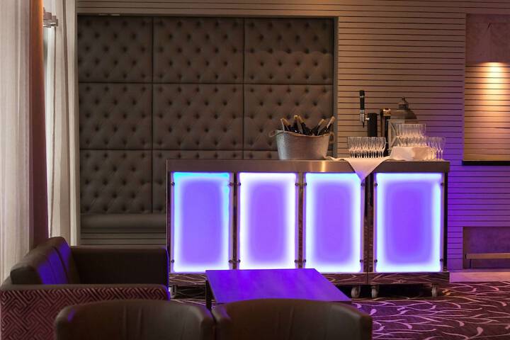 Lounge 67 of 100