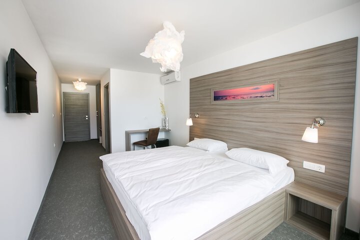 Room 8 of 79