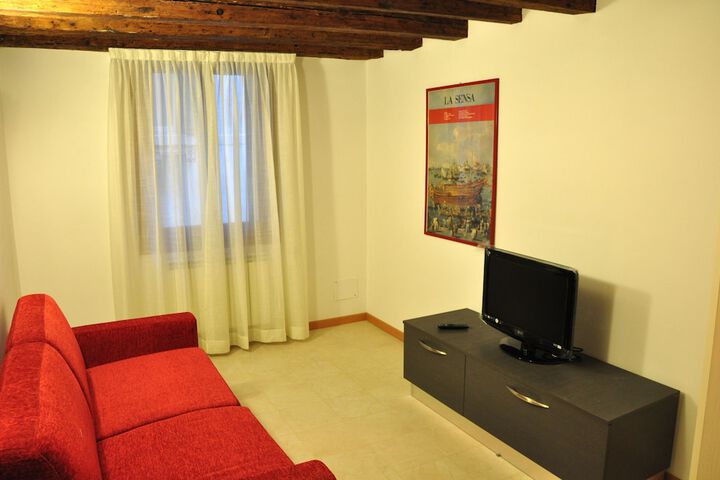 Lounge 58 of 86