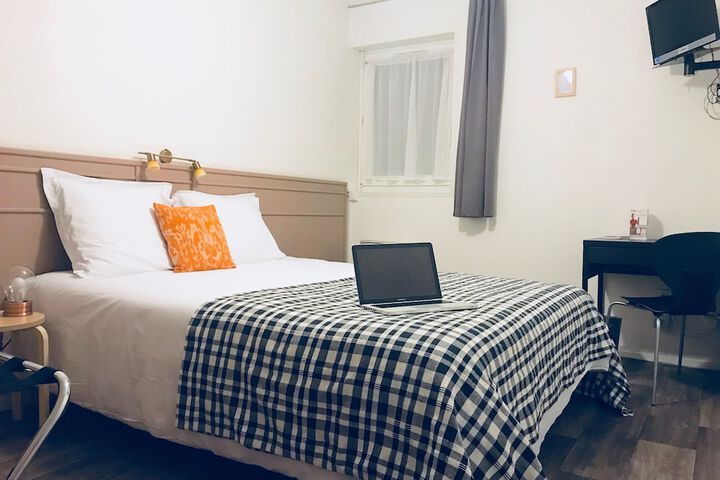 Room 6 of 28