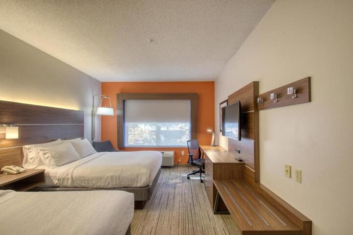 2 Queen Beds (11 of 18)