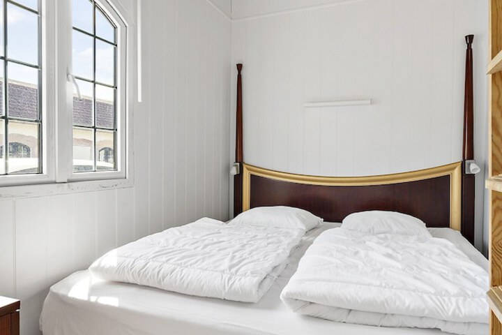 Room 6 of 25