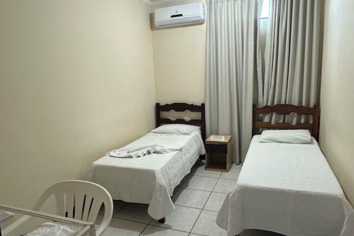 Room 8 of 90
