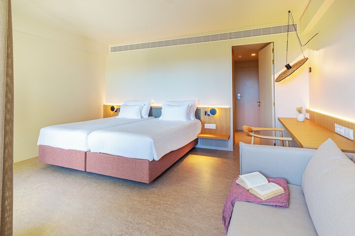 Room 7 of 90