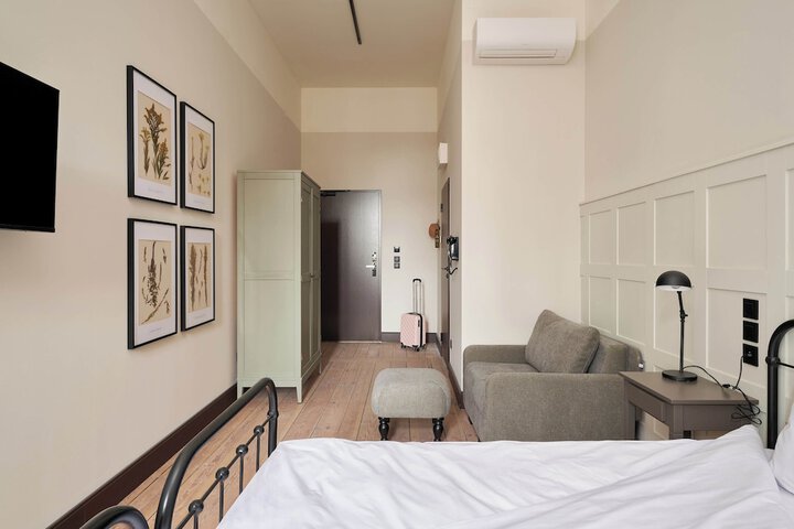 Room 12 of 46