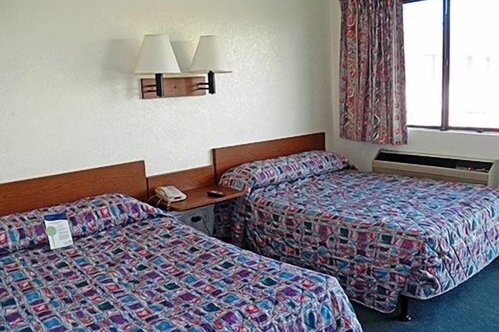 1 Queen Bed (2 of 2)