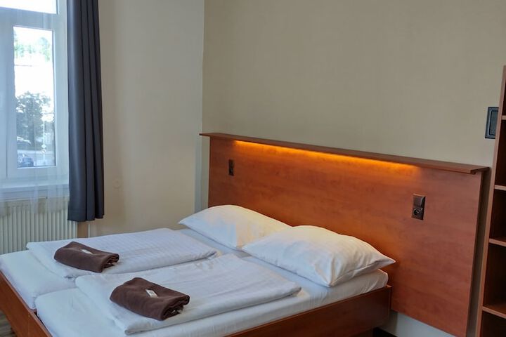 Room 8 of 25