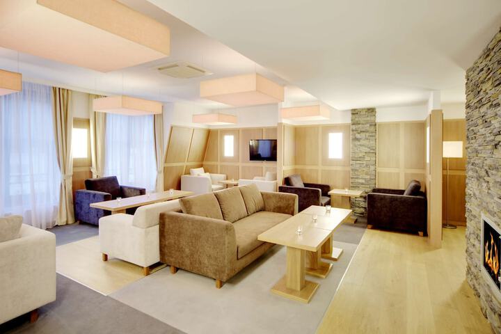 Lounge 63 of 91