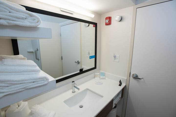 2 Queen Beds (10 of 11)