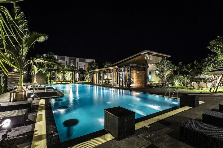 Hotel with Pool