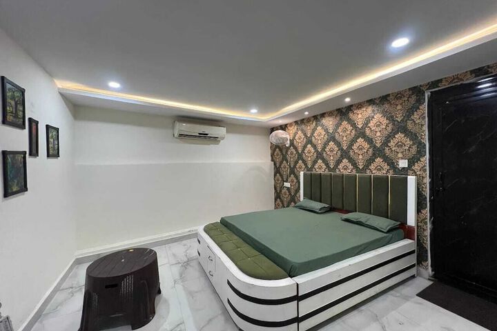 Room 11 of 36