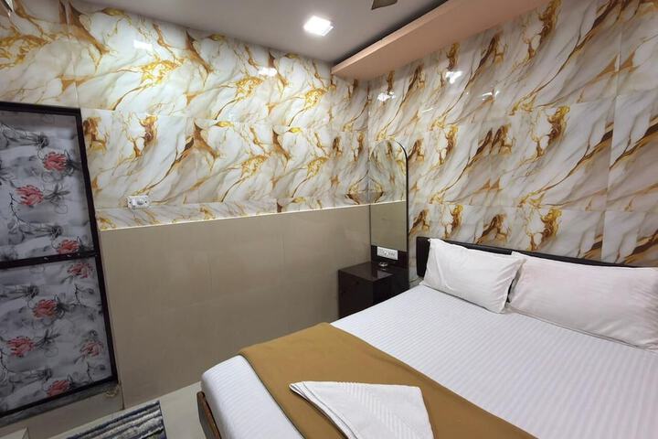 Room 3 of 7
