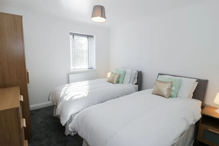 Room 4 of 16