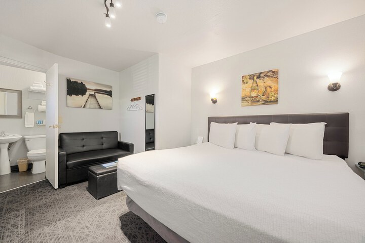 Room 4 of 16