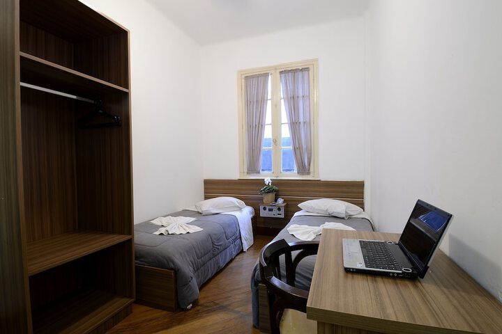 Room 4 of 17