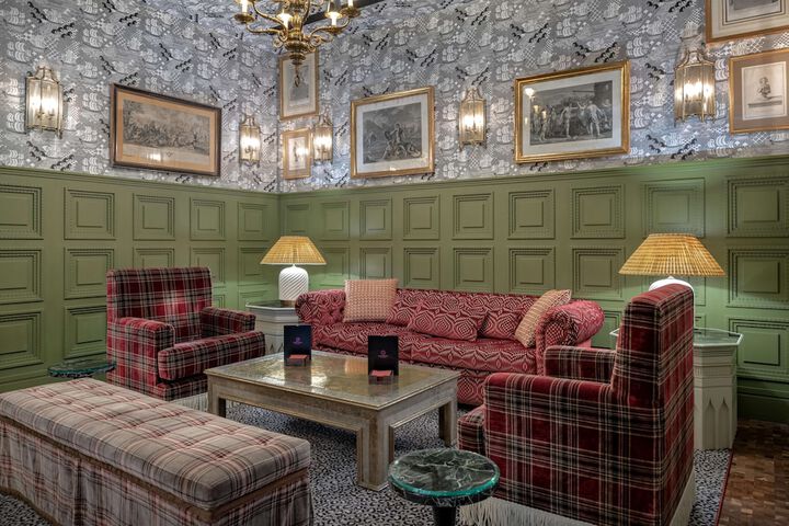 Lounge 51 of 55