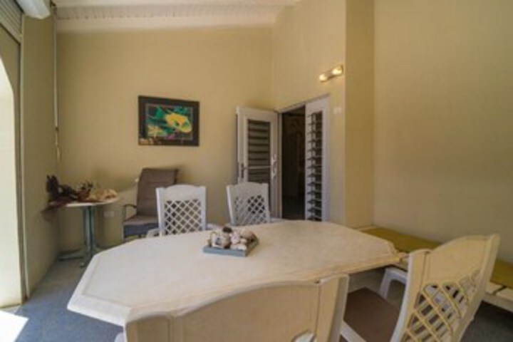 Room 6 of 10