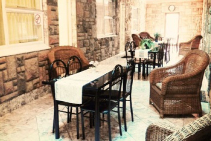 Dining 10 of 12