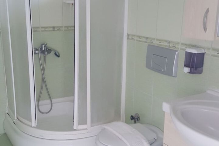 Room 7 of 16