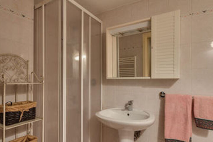 Room 2 of 68