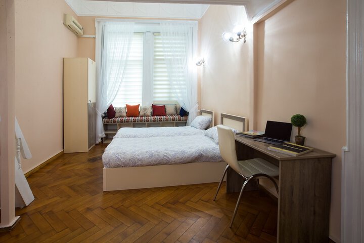 Room 6 of 25