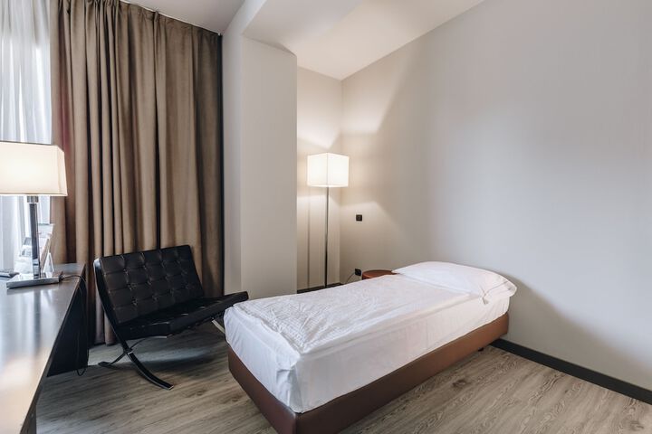 Room 13 of 36