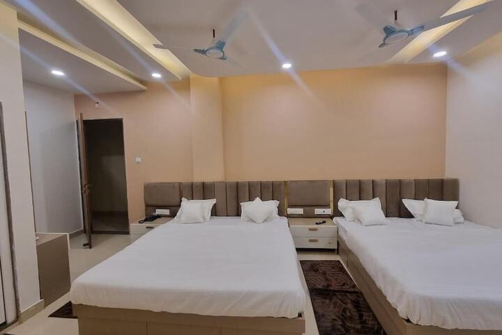 Room 10 of 14