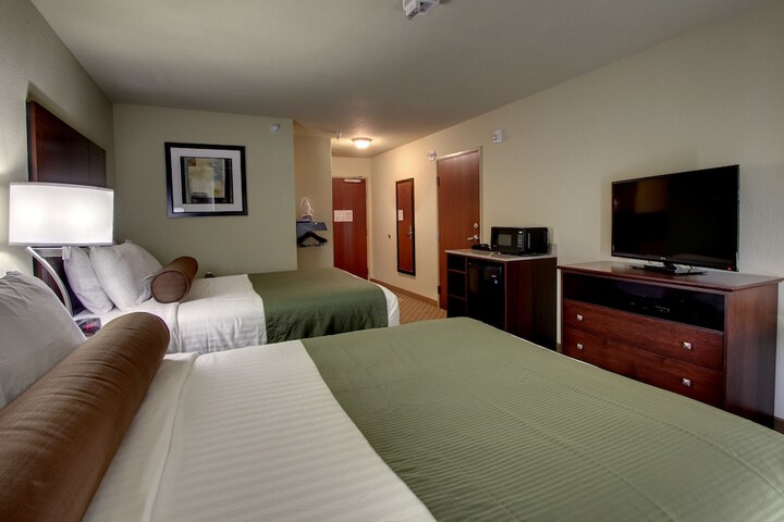 2 Queen Beds (9 of 12)