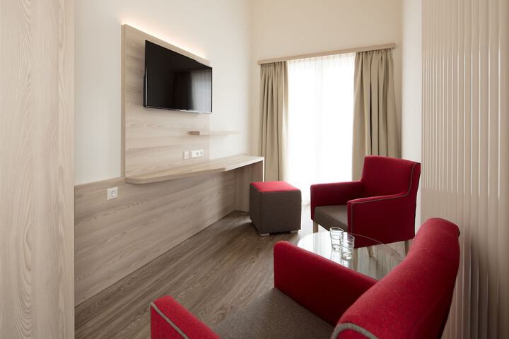 Room 5 of 28