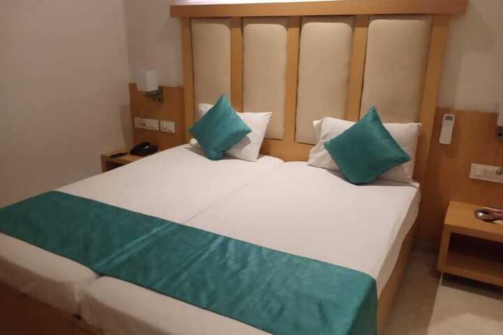 Room 5 of 12