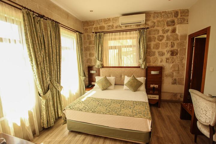 Room 44 of 158