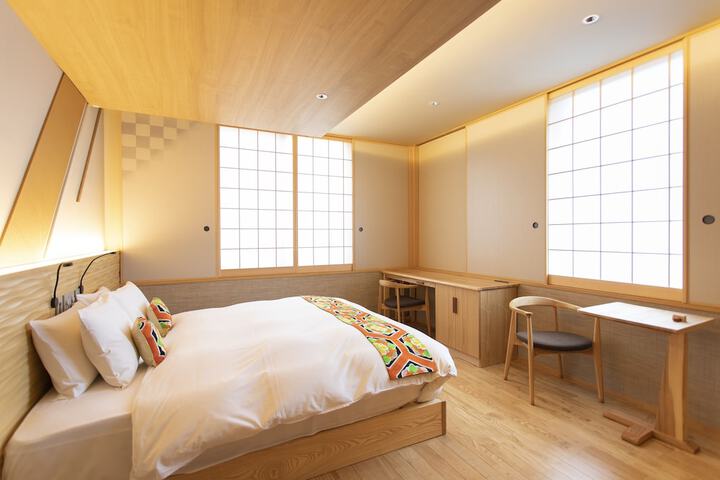 Room 11 of 28