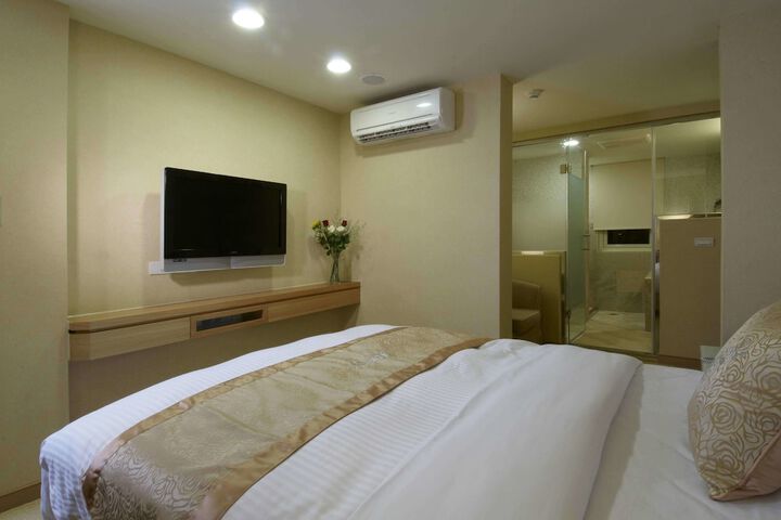 Room 17 of 47