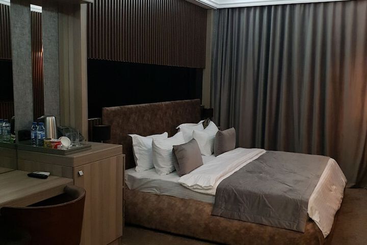 Room 6 of 80