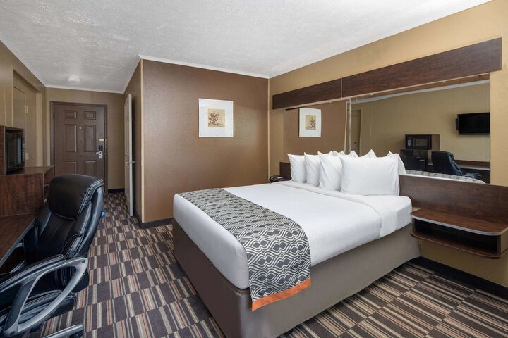 1 Queen Bed (21 of 21)