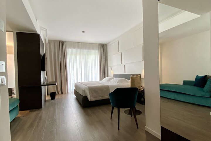 Room 32 of 89