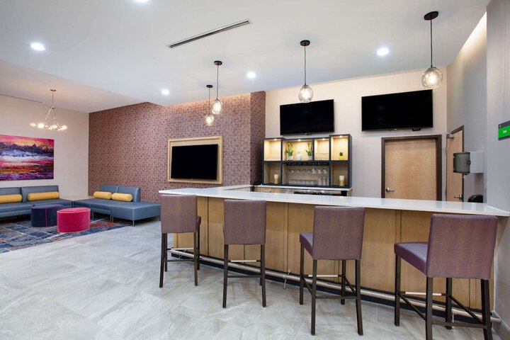 Lounge 22 of 29