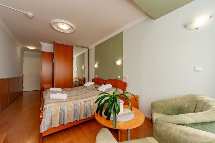 Room 8 of 48