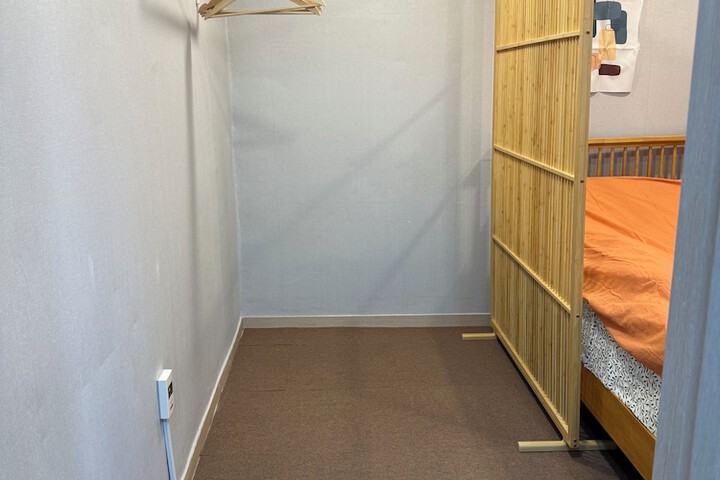 Room 6 of 42