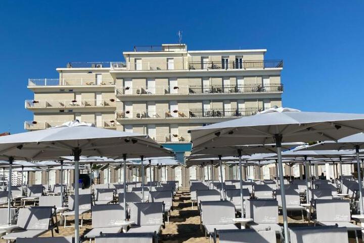 HOTEL FLYING